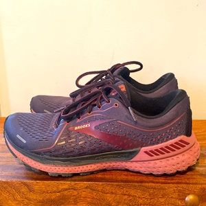 Brooks Adrenaline 21- Women’s size 9 running sneakers